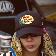 Cargar imagen en el visor de la galería, Gorra &quot;TODO MENOS MIEDO&quot;
